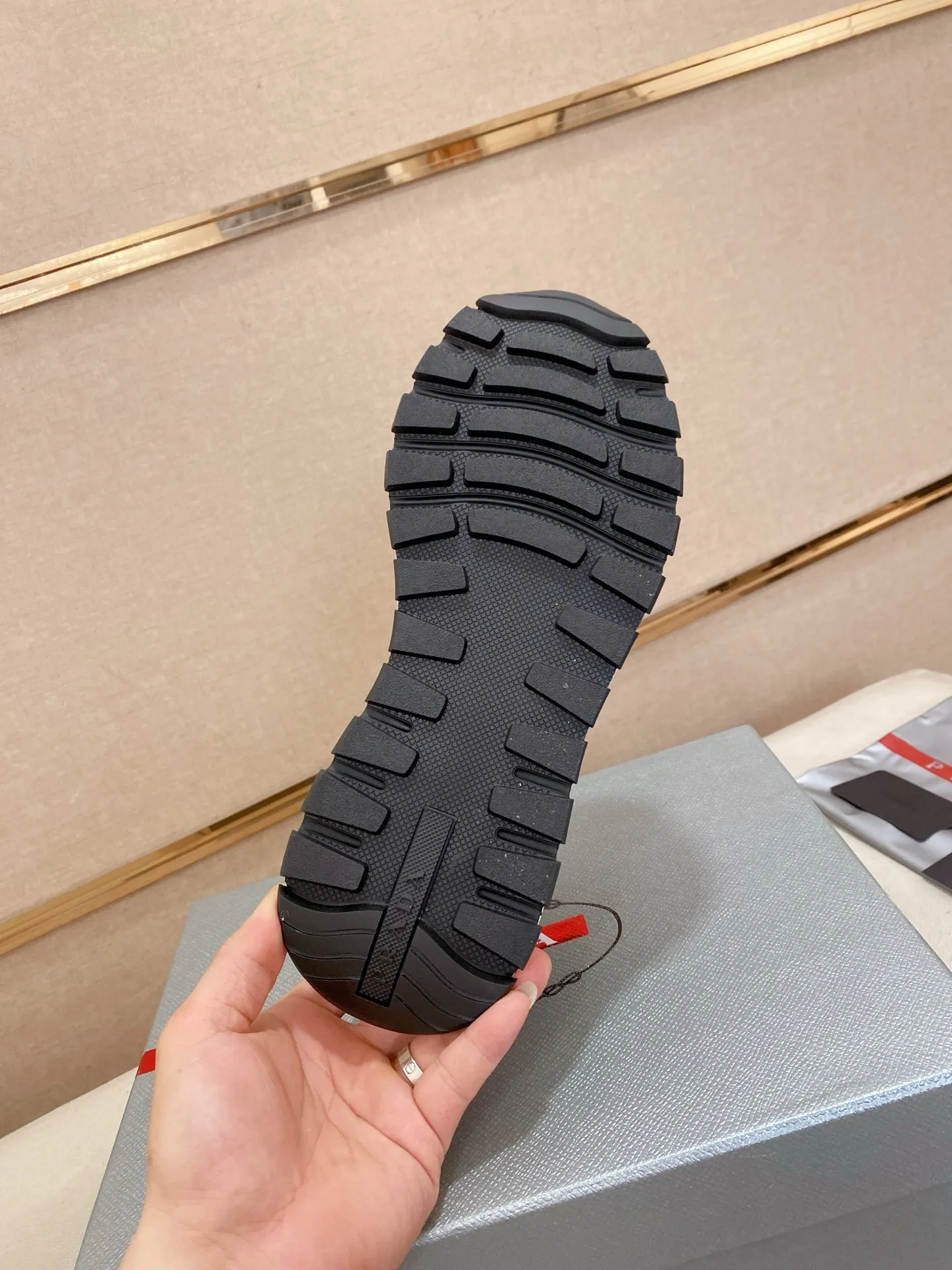 Factory price 540💰 ✔️✔️✔️High version High-quality new PRADA counters are on the market at the same time. The new men's shoes and 😘fabrics are selected from imported first-layer cowhide and are made by pure handcrafts. Lining: Full cowhide lining. 👍🏿 High-end ☄️ air-cushion molded anti-slip rubber outsole, exquisite lines, simple and elegant, comfortable and high-end for leisure travel. Code number: 38 to 44